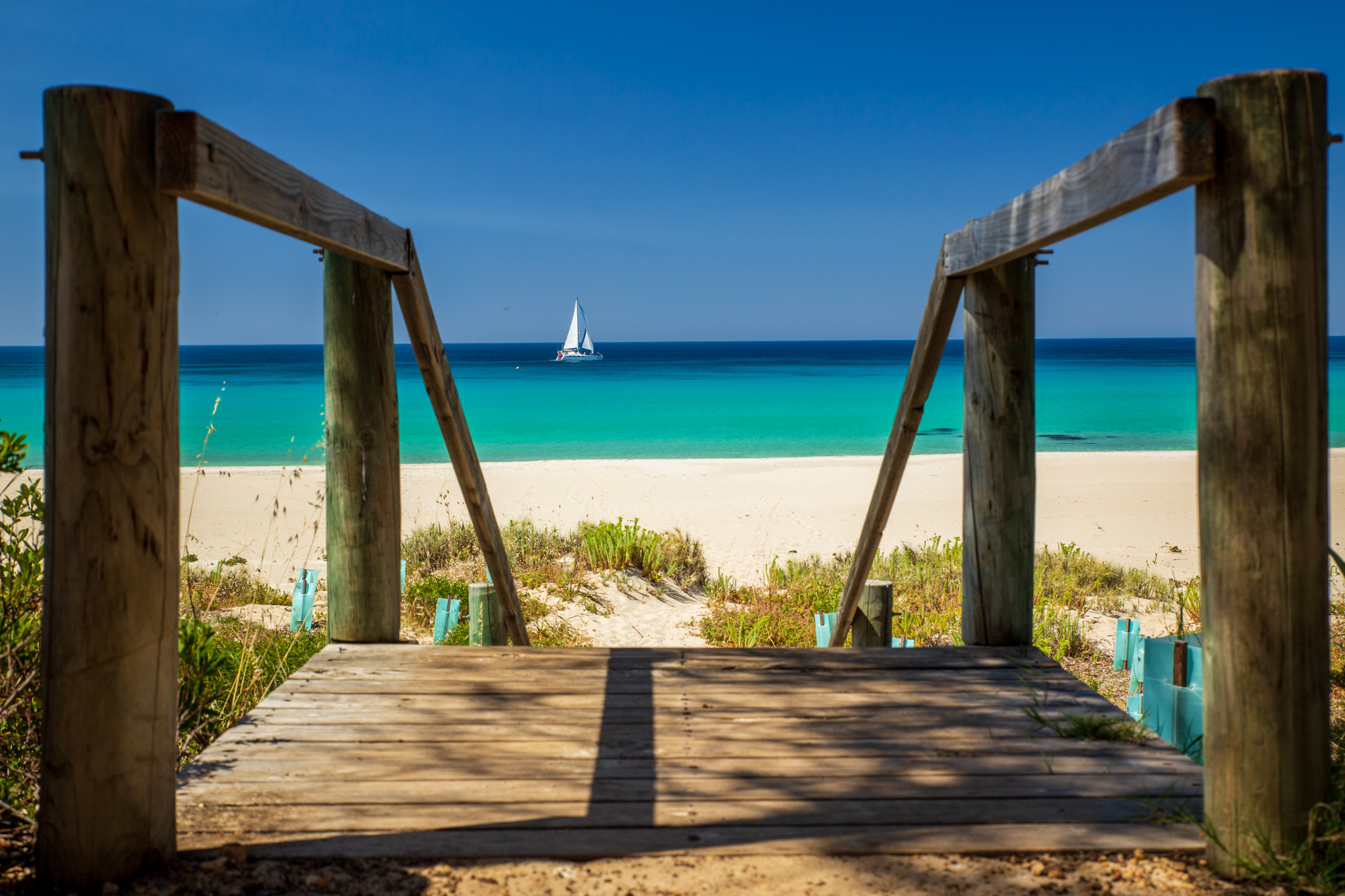 Holztreppe zum weissen Standstrand und azurblauen Wasser, Geographe Bay, Western Australia