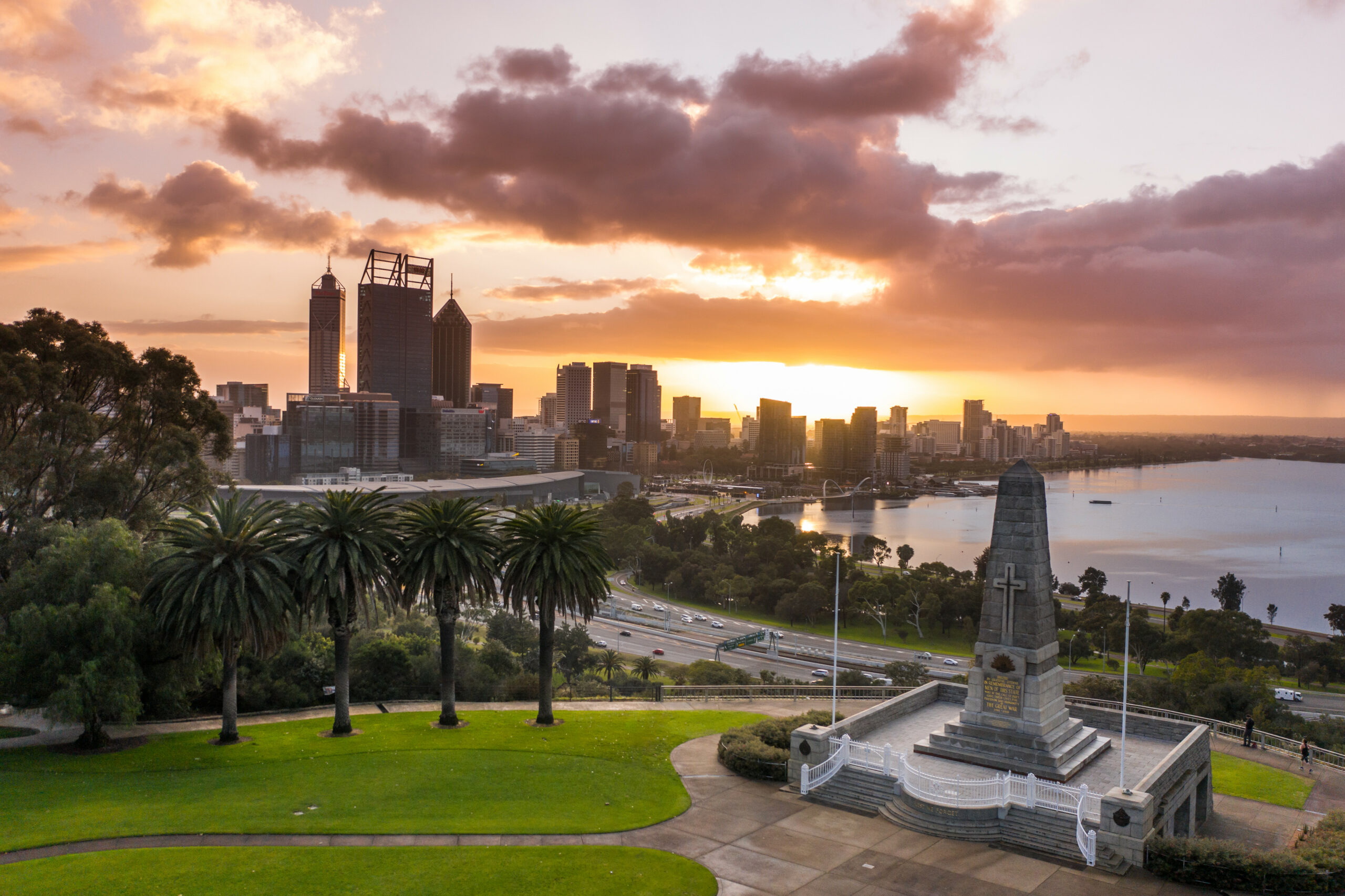 Kings Park mit Blick auf Perth Skyline, Westaustralien