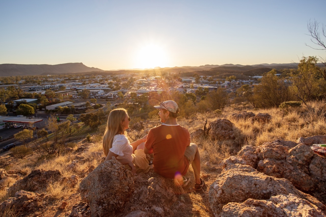 Aussichtspunkt am Anzac Hill mit Blick ueber Alice Springs, Northern Territory