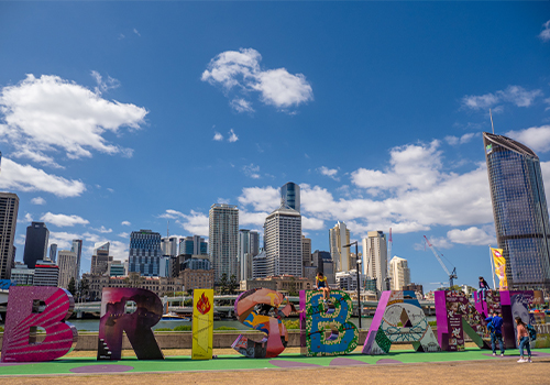 Brisbane Skyline mit bunten Buchstaben, Queensland